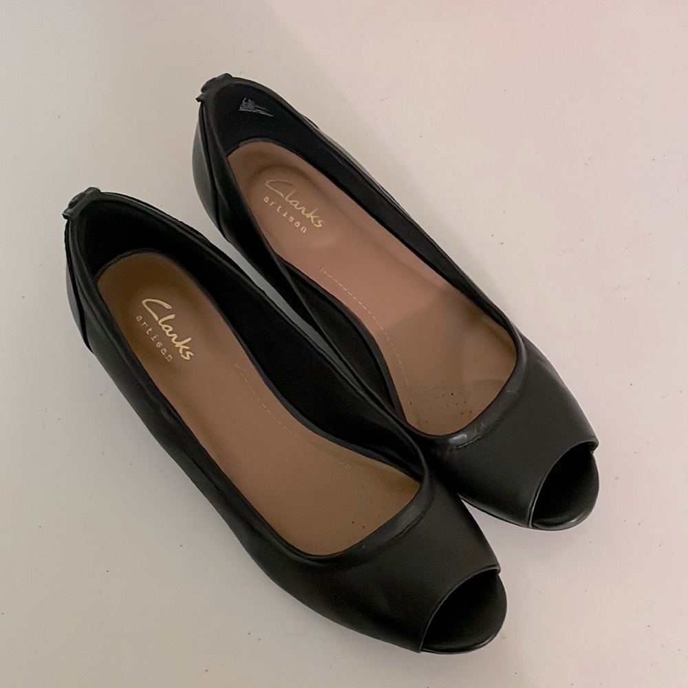Clarks Artisan Woman’s Peep Toe Wedge, Black Size 7